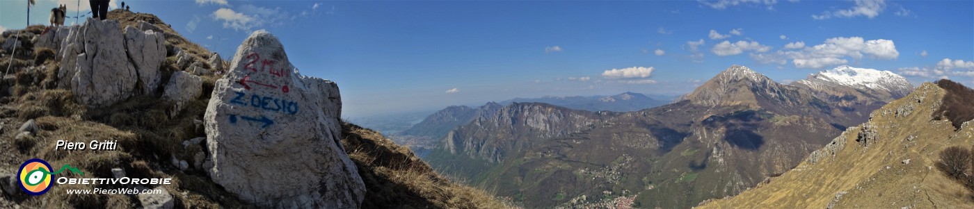 66 Panoramica con da dx Zucco di Desio, Grigne, Pian dei Resinelli, Coltignone... .jpg